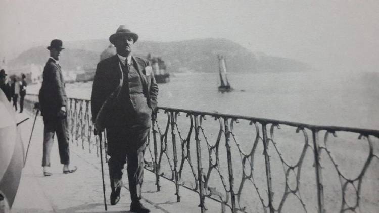 Atik Valde’den İnen Sokakta