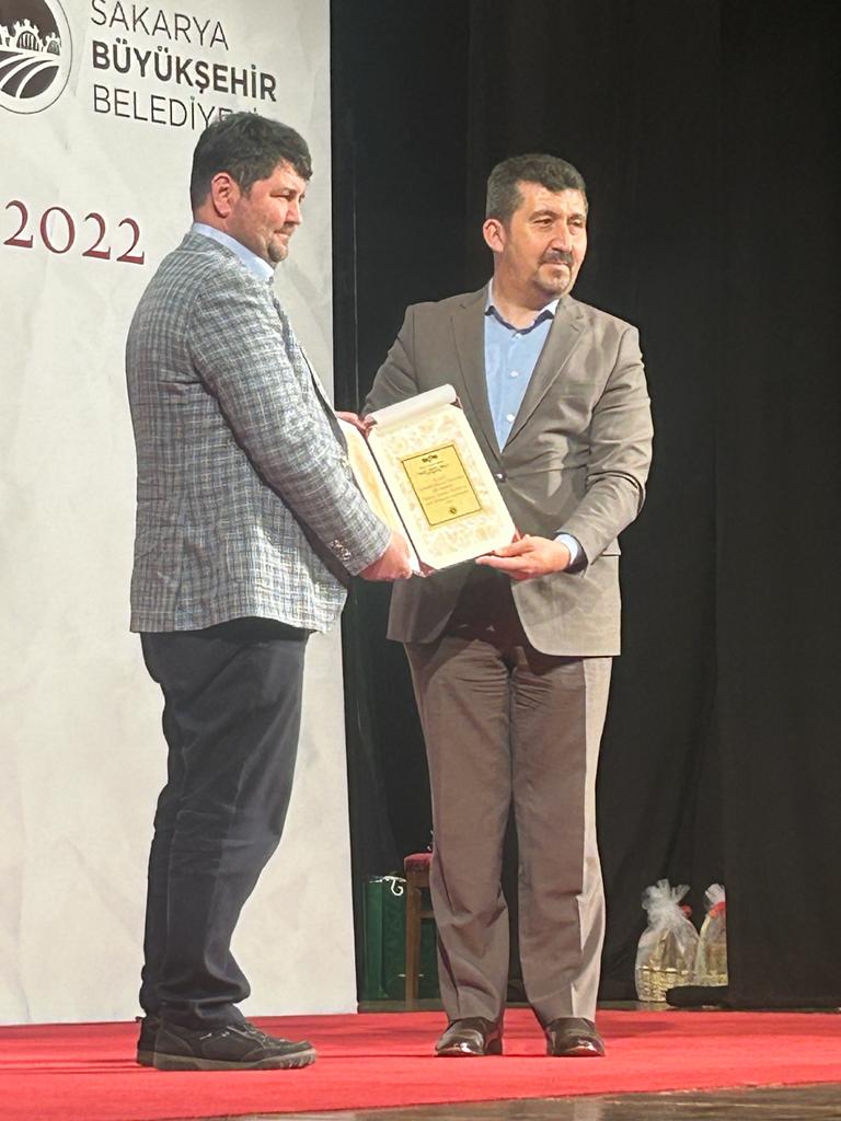 insaniyet.net yazarı öykücü Ali Işık TYB Başkanı Prof. Dr. Musa Kazım Arıcan’dan Yılın Öykücüsü ödülünü alırken