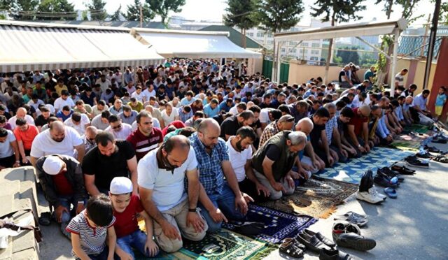 Camiye seri gelin, hızlı dağılın!