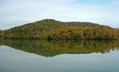 melton-lake-fall-reflection-2842257_1920