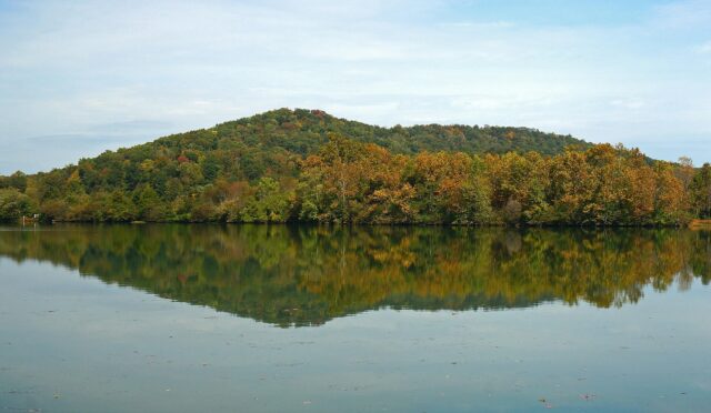 melton-lake-fall-reflection-2842257_1920