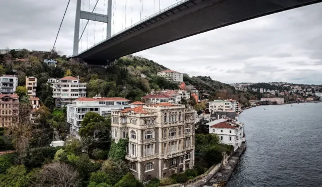 İstanbul Günlüğü (4): Boğaz’da Bir Yalı’nın Güne Düşürdüğü Sessizlik